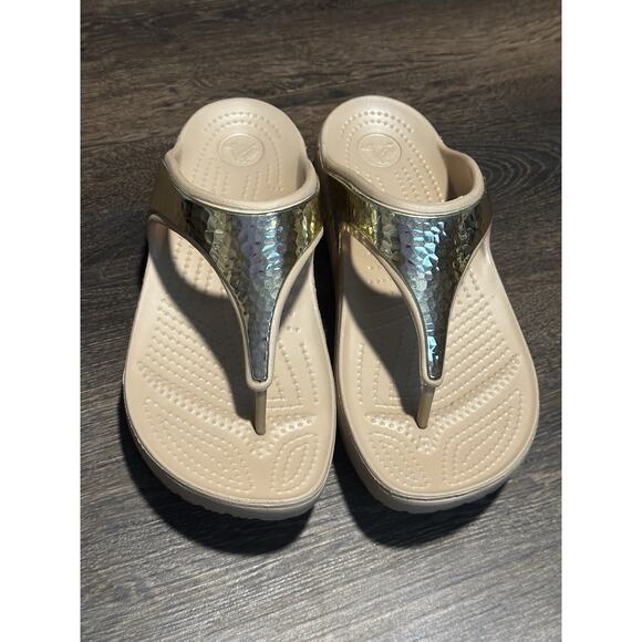Crocs Sloane Gold Hammered Beige Thong Sandals W8 - Picture 3 of 13